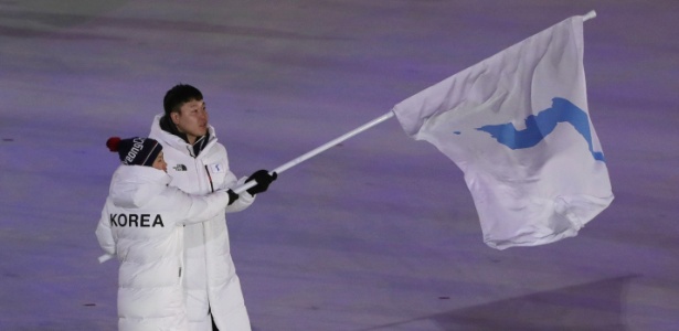 atleta-norte-coreana-hwang-chung-gum-e-atleta-sul-coreano-won-yun-jong-balancam-a-bandeira-da-coreia-juntos-1518180131874_615x300